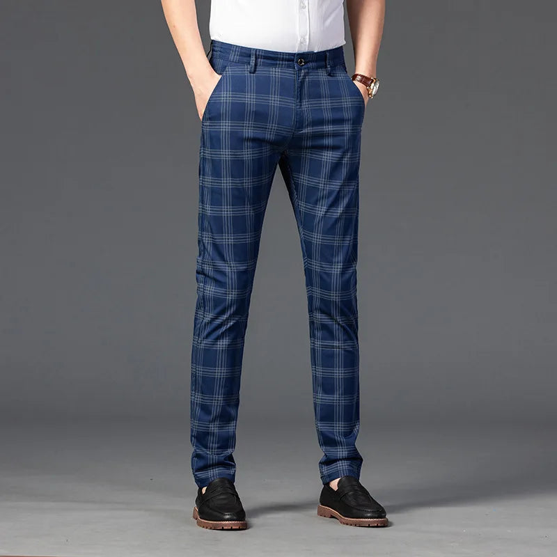 Calça Casual Masculina Xadrez Listrada Marcanzzi MZ257 em tecido de alta qualidade, com caimento confortável e design moderno para o dia a dia.