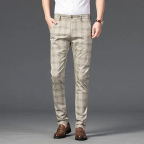 Calça Casual Masculina Xadrez Listrada Marcanzzi MZ257 em tecido de alta qualidade, com caimento confortável e design moderno para o dia a dia.