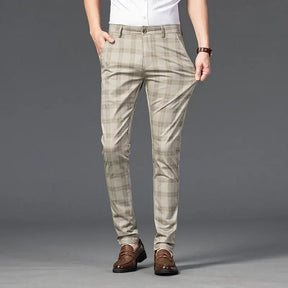Calça Casual Masculina Xadrez Listrada Marcanzzi MZ257 em tecido de alta qualidade, com caimento confortável e design moderno para o dia a dia.
