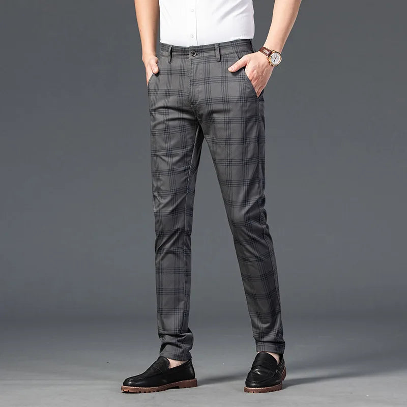 Calça Casual Masculina Xadrez Listrada Marcanzzi MZ257 em tecido de alta qualidade, com caimento confortável e design moderno para o dia a dia.