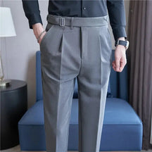 Calça de Alfaiataria Masculina Marcanzzi MZ254 confeccionada em tecido premium, com corte clássico, caimento impecável e estilo sofisticado.