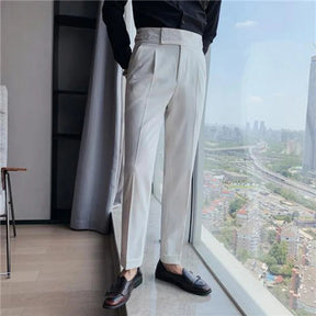 Calça de Alfaiataria Masculina Marcanzzi MZ256 feita em tecido premium, com corte tradicional, caimento perfeito e estilo elegante para várias ocasiões.
