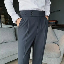 Calça de Alfaiataria Masculina Marcanzzi MZ256 feita em tecido premium, com corte tradicional, caimento perfeito e estilo elegante para várias ocasiões.
