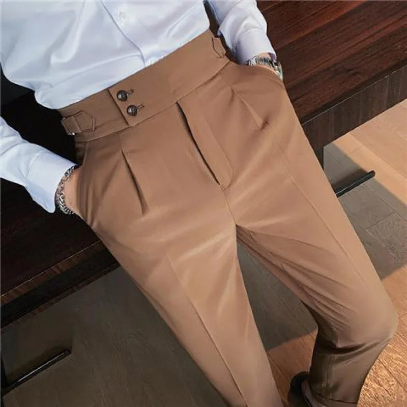 Calça de Alfaiataria Masculina Marcanzzi MZ256 feita em tecido premium, com corte tradicional, caimento perfeito e estilo elegante para várias ocasiões.
