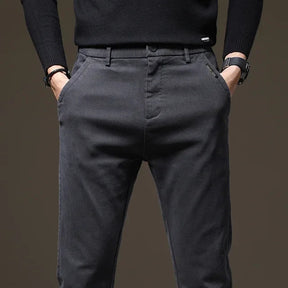 Calça Jeans Masculina Marcanzzi MZ002: denim de alta qualidade, confortável e durável, com corte moderno e cores versáteis para looks casuais e formais.