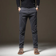 Calça Jeans Masculina Marcanzzi MZ002: denim de alta qualidade, confortável e durável, com corte moderno e cores versáteis para looks casuais e formais.