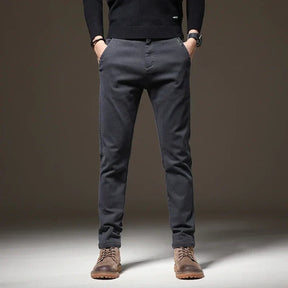 Calça Jeans Masculina Marcanzzi MZ002: denim de alta qualidade, confortável e durável, com corte moderno e cores versáteis para looks casuais e formais.