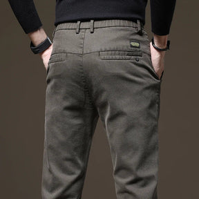 Calça Jeans Masculina Marcanzzi MZ002: denim de alta qualidade, confortável e durável, com corte moderno e cores versáteis para looks casuais e formais.