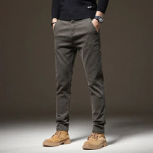 Calça Jeans Masculina Marcanzzi MZ002: denim de alta qualidade, confortável e durável, com corte moderno e cores versáteis para looks casuais e formais.