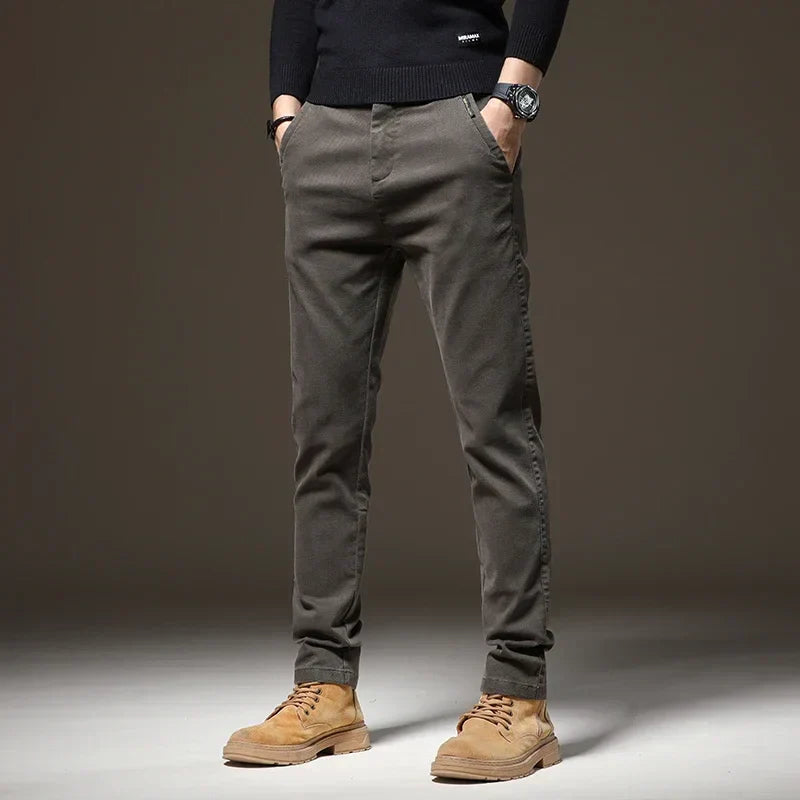 Calça Jeans Masculina Marcanzzi MZ002: denim de alta qualidade, confortável e durável, com corte moderno e cores versáteis para looks casuais e formais.