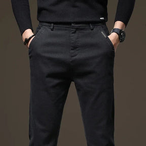Calça Jeans Masculina Marcanzzi MZ002: denim de alta qualidade, confortável e durável, com corte moderno e cores versáteis para looks casuais e formais.
