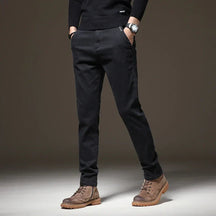 Calça Jeans Masculina Marcanzzi MZ002: denim de alta qualidade, confortável e durável, com corte moderno e cores versáteis para looks casuais e formais.