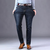 Calça Jeans Masculina Marcanzzi Spectre MZ260 com costuras reforçadas, tecido leve e respirável e acabamento premium para estilo e conforto.