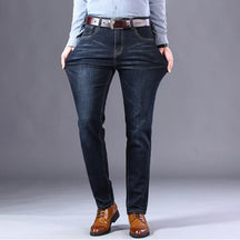 Calça Jeans Masculina Marcanzzi Spectre MZ260 com costuras reforçadas, tecido leve e respirável e acabamento premium para estilo e conforto.