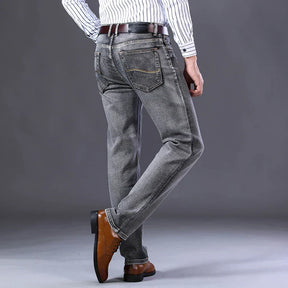 Calça Jeans Masculina Marcanzzi Spectre MZ260 com costuras reforçadas, tecido leve e respirável e acabamento premium para estilo e conforto.