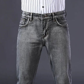 Calça Jeans Masculina Marcanzzi Spectre MZ260 com costuras reforçadas, tecido leve e respirável e acabamento premium para estilo e conforto.