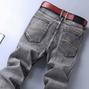 Calça Jeans Masculina Marcanzzi Spectre MZ260 com costuras reforçadas, tecido leve e respirável e acabamento premium para estilo e conforto.