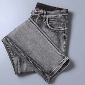 Calça Jeans Masculina Marcanzzi Spectre MZ260 com costuras reforçadas, tecido leve e respirável e acabamento premium para estilo e conforto.