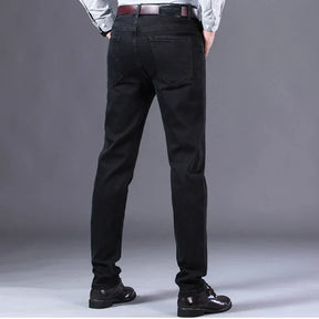 Calça Jeans Masculina Marcanzzi Spectre MZ260 com costuras reforçadas, tecido leve e respirável e acabamento premium para estilo e conforto.