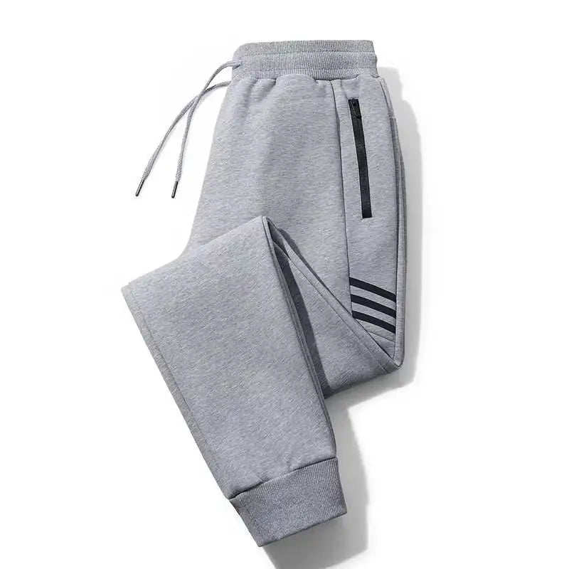Calça Moletom Esportiva Masculina Marcanzzi MZ314 feita em algodão premium, com listras laterais, bolsos com zíper e cós ajustável para esportes.