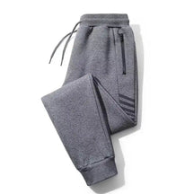 Calça Moletom Esportiva Masculina Marcanzzi MZ314 feita em algodão premium, com listras laterais, bolsos com zíper e cós ajustável para esportes.