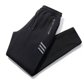 Calça Moletom Esportiva Masculina Marcanzzi MZ314 feita em algodão premium, com listras laterais, bolsos com zíper e cós ajustável para esportes.