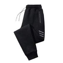 Calça Moletom Esportiva Masculina Marcanzzi MZ314 feita em algodão premium, com listras laterais, bolsos com zíper e cós ajustável para esportes.