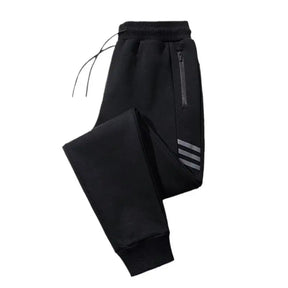 Calça Moletom Esportiva Masculina Marcanzzi MZ314 feita em algodão premium, com listras laterais, bolsos com zíper e cós ajustável para esportes.