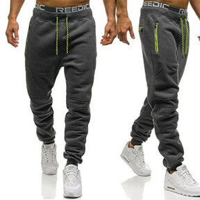 Calça Moletom Masculina Esportiva Marcanzzi MZ316 feita em algodão premium, com bolsos com zíper, cordão ajustável e design moderno para esportes.