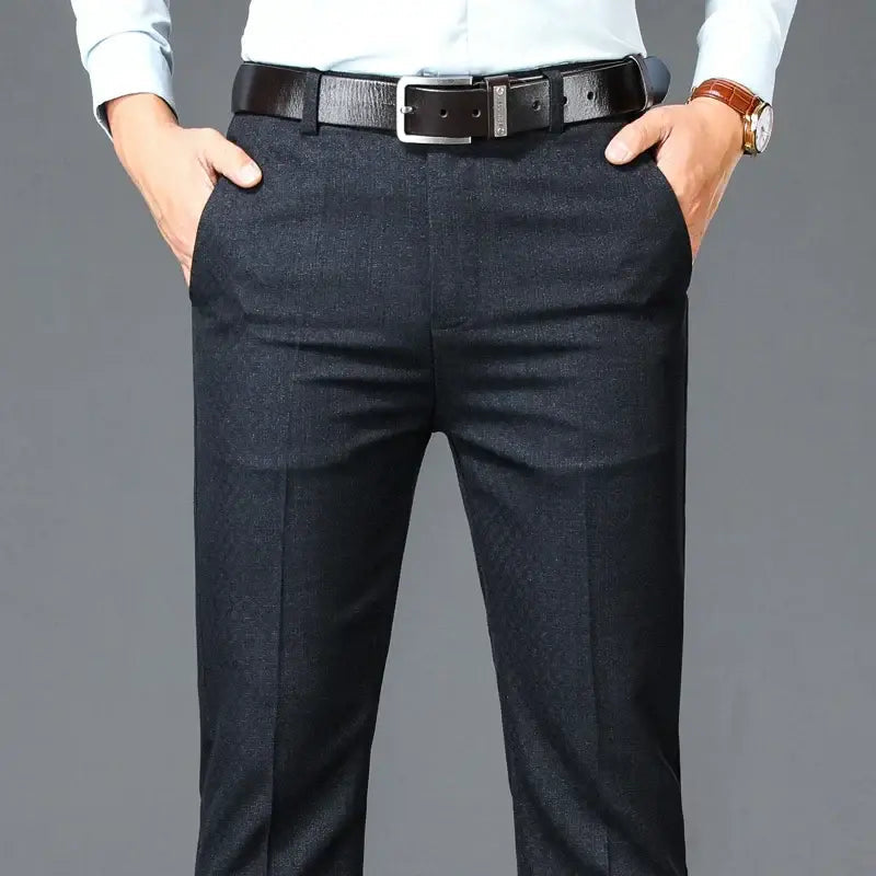 Calça Social Executiva Masculina Marcanzzi MZ008: design clássico, caimento elegante, ideal para ambientes corporativos, feita com materiais premium.