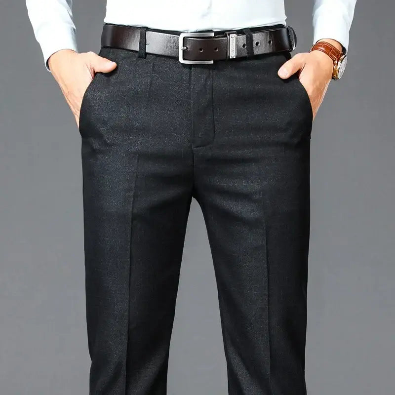 Calça Social Executiva Masculina Marcanzzi MZ008: design clássico, caimento elegante, ideal para ambientes corporativos, feita com materiais premium.