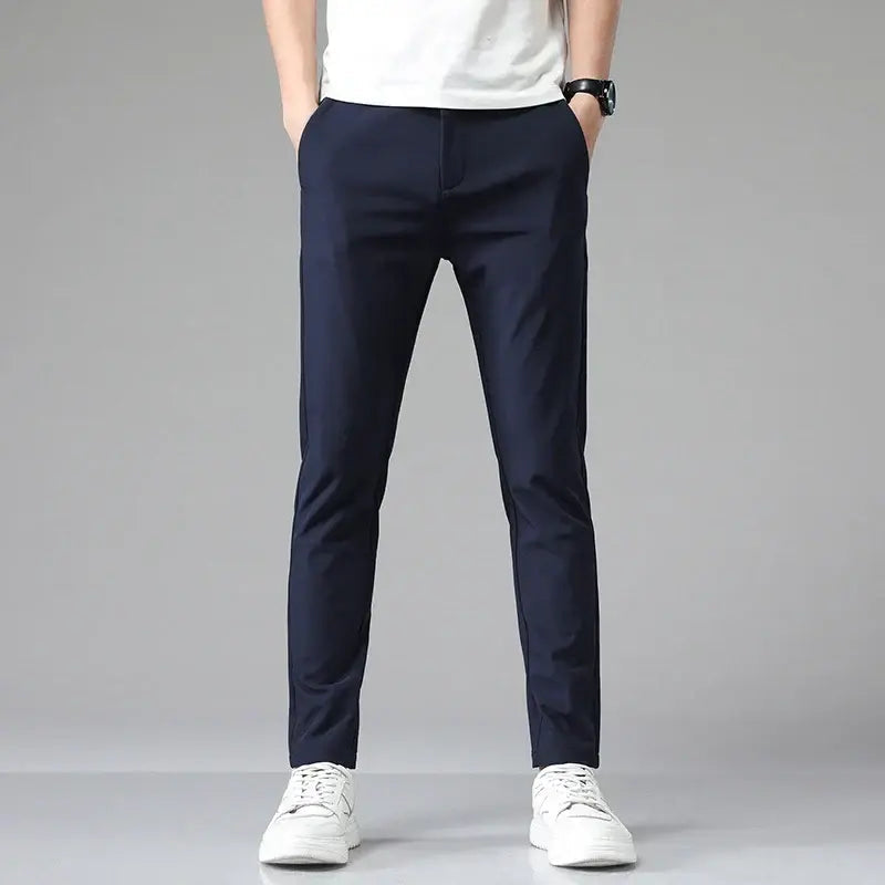Calça Social Masculina Slim Marcanzzi MZ007: design moderno, modelagem slim fit, tecido premium, ideal para eventos formais e looks casuais refinados.