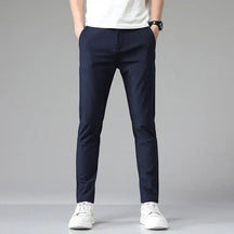 Calça Social Masculina Slim Marcanzzi MZ007: design moderno, modelagem slim fit, tecido premium, ideal para eventos formais e looks casuais refinados.
