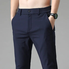 Calça Social Masculina Slim Marcanzzi MZ007: design moderno, modelagem slim fit, tecido premium, ideal para eventos formais e looks casuais refinados.