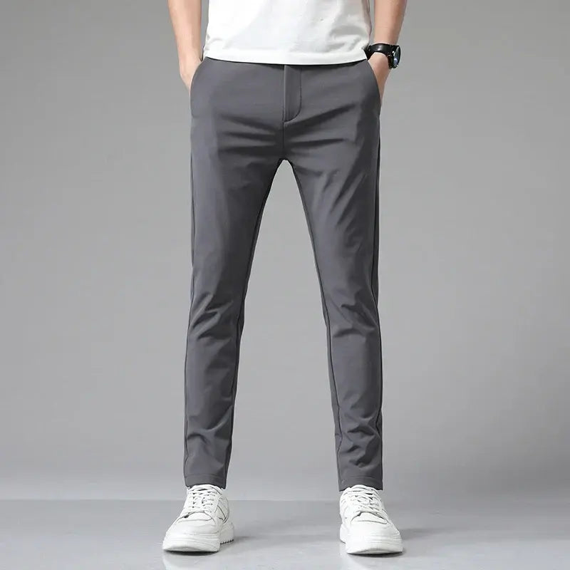 Calça Social Masculina Slim Marcanzzi MZ007: design moderno, modelagem slim fit, tecido premium, ideal para eventos formais e looks casuais refinados.