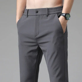 Calça Social Masculina Slim Marcanzzi MZ007: design moderno, modelagem slim fit, tecido premium, ideal para eventos formais e looks casuais refinados.
