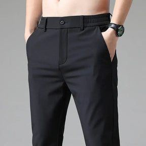 Calça Social Masculina Slim Marcanzzi MZ007: design moderno, modelagem slim fit, tecido premium, ideal para eventos formais e looks casuais refinados.