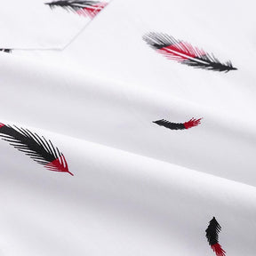 Camisa Manga Curta Estampada Marcanzzi Feathers MZ568 branca com estampa de penas vermelhas e pretas, tecido leve, confortável e estilo moderno.