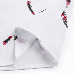 Camisa Manga Curta Estampada Marcanzzi Feathers MZ568 branca com estampa de penas vermelhas e pretas, tecido leve, confortável e estilo moderno.