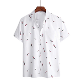 Camisa Manga Curta Estampada Marcanzzi Feathers MZ568 branca com estampa de penas vermelhas e pretas, tecido leve, confortável e estilo moderno.