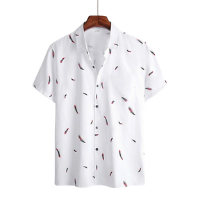 Camisa Manga Curta Estampada Marcanzzi Feathers MZ568 branca com estampa de penas vermelhas e pretas, tecido leve, confortável e estilo moderno.