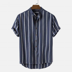 Camisa Manga Curta Marcanzzi Duna MZ574 azul-marinho com listras brancas, tecido leve, caimento confortável e design clássico versátil.