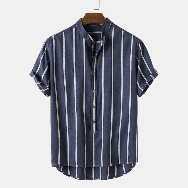 Camisa Manga Curta Marcanzzi Duna MZ574 azul-marinho com listras brancas, tecido leve, caimento confortável e design clássico versátil.