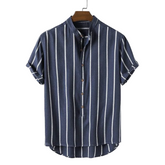 Camisa Manga Curta Marcanzzi Duna MZ574 azul-marinho com listras brancas, tecido leve, caimento confortável e design clássico versátil.