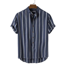Camisa Manga Curta Marcanzzi Duna MZ574 azul-marinho com listras brancas, tecido leve, caimento confortável e design clássico versátil.