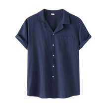 Camisa Manga Curta Marcanzzi Ibéria MZ578 com gola aberta e bolso frontal. Tecido leve e respirável para estilo casual e sofisticado no dia a dia.