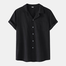 Camisa Manga Curta Marcanzzi Ibéria MZ578 com gola aberta e bolso frontal. Tecido leve e respirável para estilo casual e sofisticado no dia a dia.