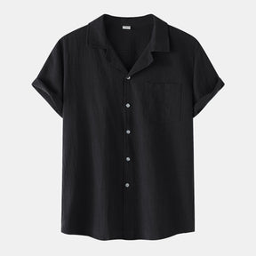 Camisa Manga Curta Marcanzzi Ibéria MZ578 com gola aberta e bolso frontal. Tecido leve e respirável para estilo casual e sofisticado no dia a dia.