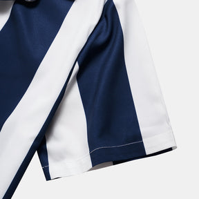 Camisa Manga Curta Marcanzzi Ocean MZ585 com listras verticais azul-marinho e branco, tecido leve, caimento confortável e design moderno versátil.