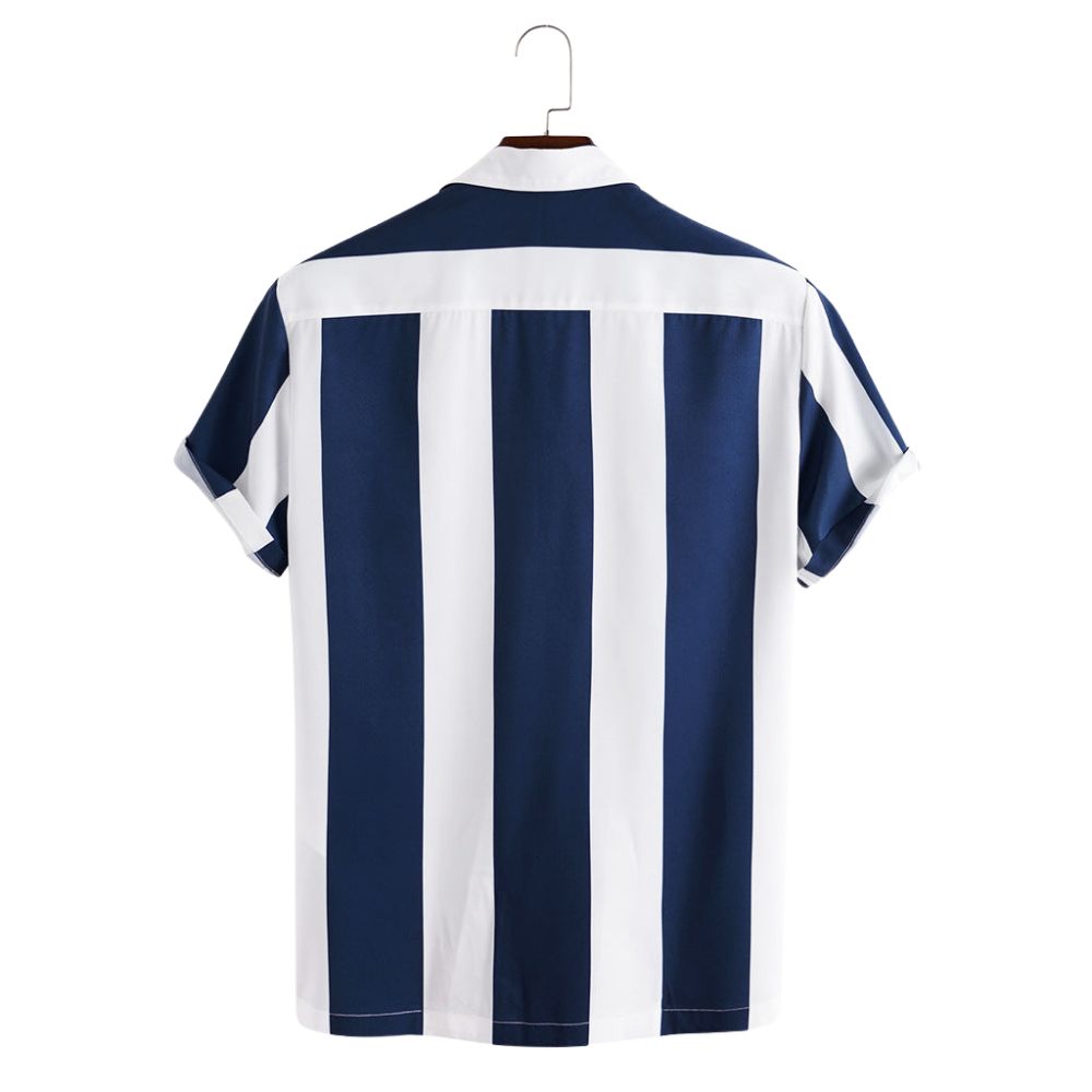 Camisa Manga Curta Marcanzzi Ocean MZ585 com listras verticais azul-marinho e branco, tecido leve, caimento confortável e design moderno versátil.